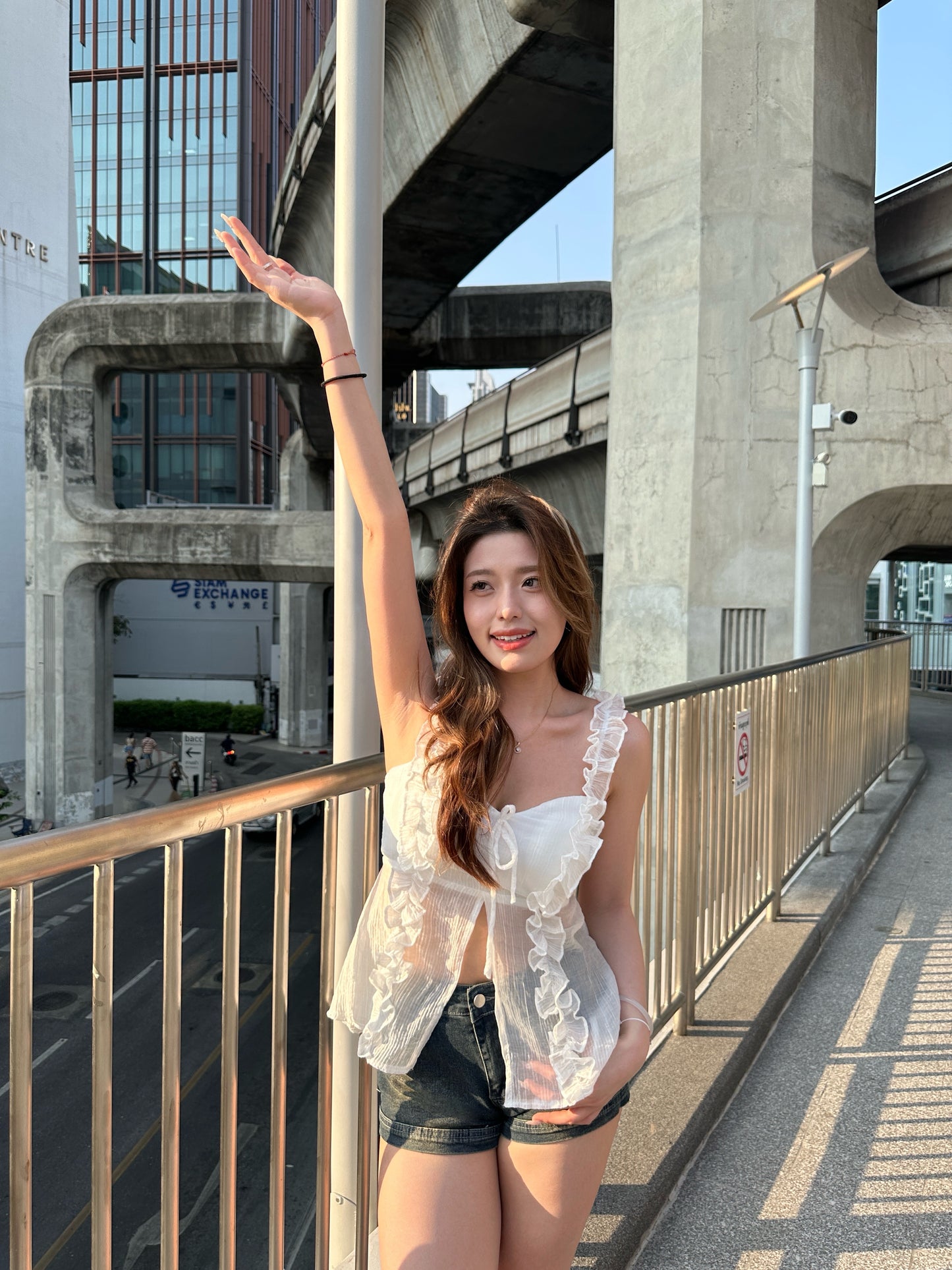 粗肩帶開叉白色上衣